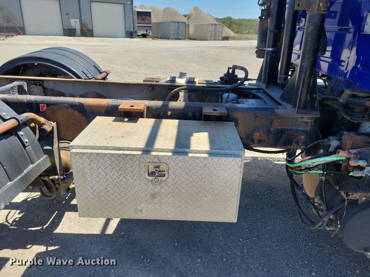 image for item JO9097 2006 Volvo VHD  truck cab and chassis