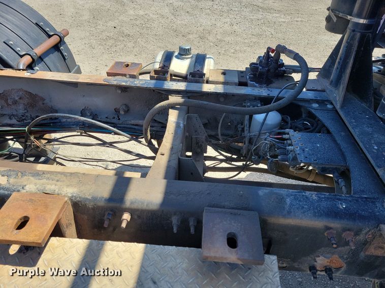 image for item JO9097 2006 Volvo VHD  truck cab and chassis