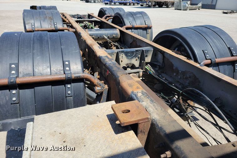 image for item JO9097 2006 Volvo VHD  truck cab and chassis