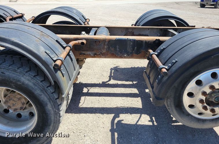 image for item JO9097 2006 Volvo VHD  truck cab and chassis