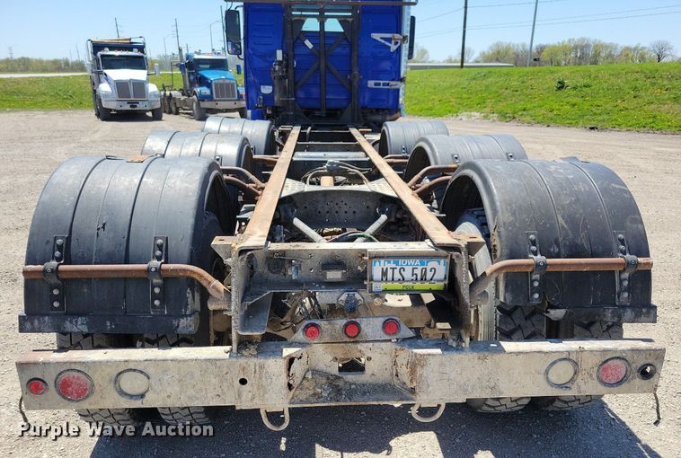 image for item JO9097 2006 Volvo VHD  truck cab and chassis