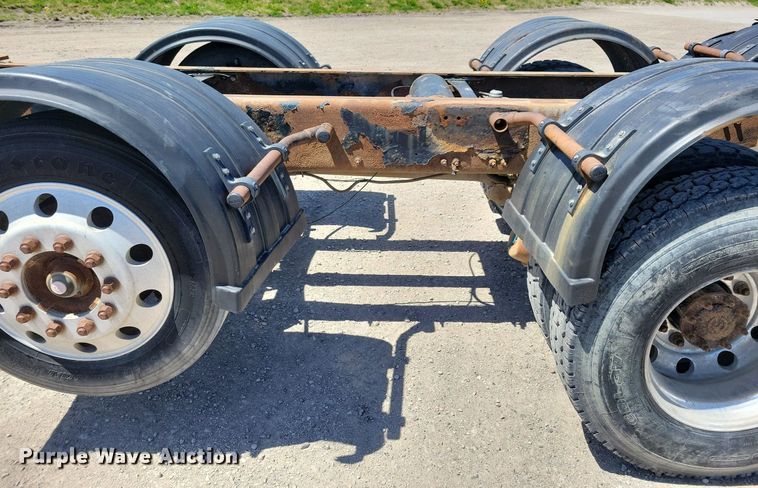 image for item JO9097 2006 Volvo VHD  truck cab and chassis