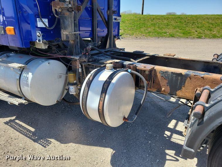 image for item JO9097 2006 Volvo VHD  truck cab and chassis