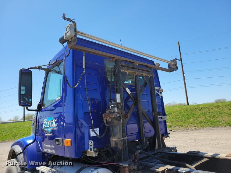 image for item JO9097 2006 Volvo VHD  truck cab and chassis