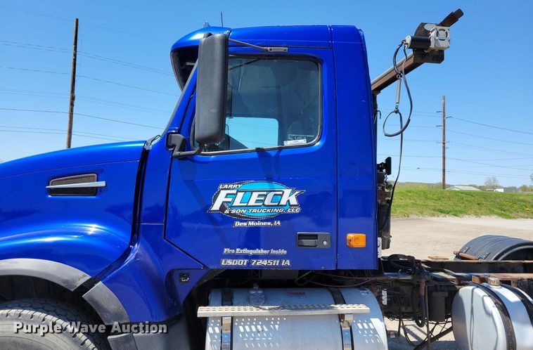 image for item JO9097 2006 Volvo VHD  truck cab and chassis