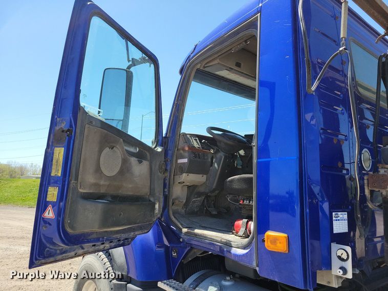 image for item JO9097 2006 Volvo VHD  truck cab and chassis