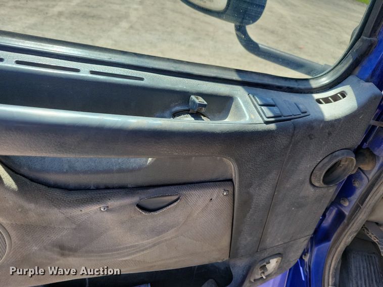 image for item JO9097 2006 Volvo VHD  truck cab and chassis