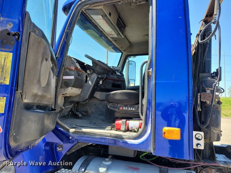 image for item JO9097 2006 Volvo VHD  truck cab and chassis