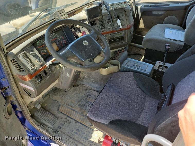 image for item JO9097 2006 Volvo VHD  truck cab and chassis