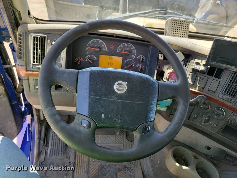 image for item JO9097 2006 Volvo VHD  truck cab and chassis