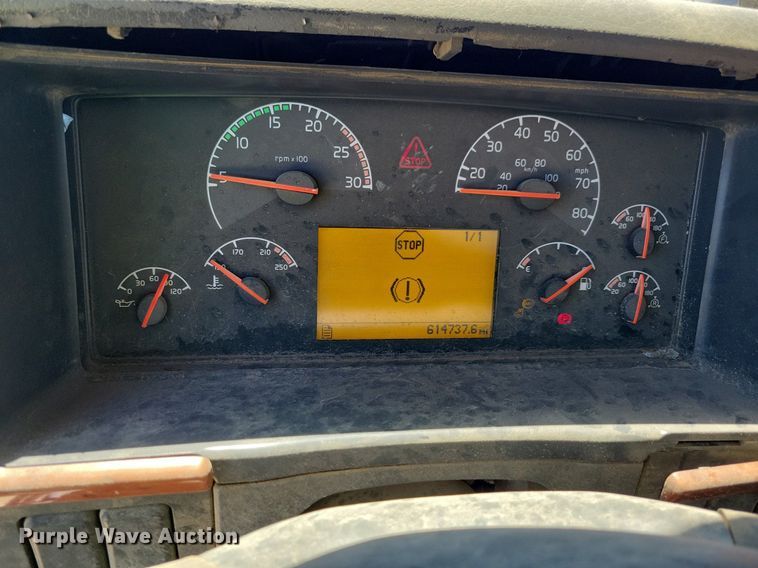 image for item JO9097 2006 Volvo VHD  truck cab and chassis