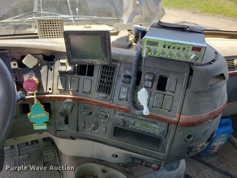 image for item JO9097 2006 Volvo VHD  truck cab and chassis