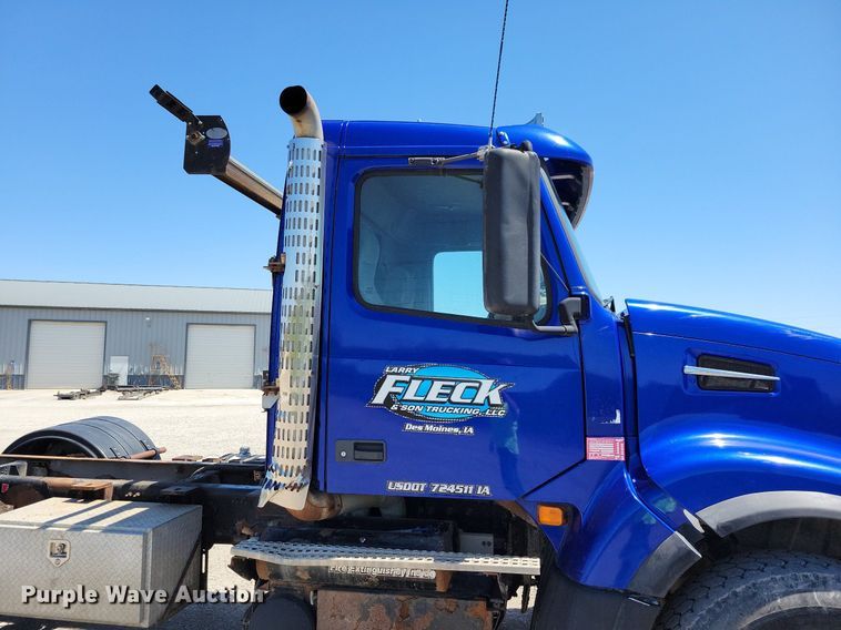 image for item JO9097 2006 Volvo VHD  truck cab and chassis