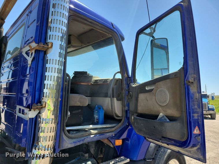 image for item JO9097 2006 Volvo VHD  truck cab and chassis