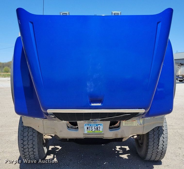 image for item JO9097 2006 Volvo VHD  truck cab and chassis