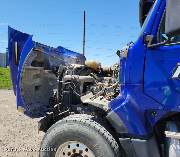 image for item JO9097 2006 Volvo VHD  truck cab and chassis