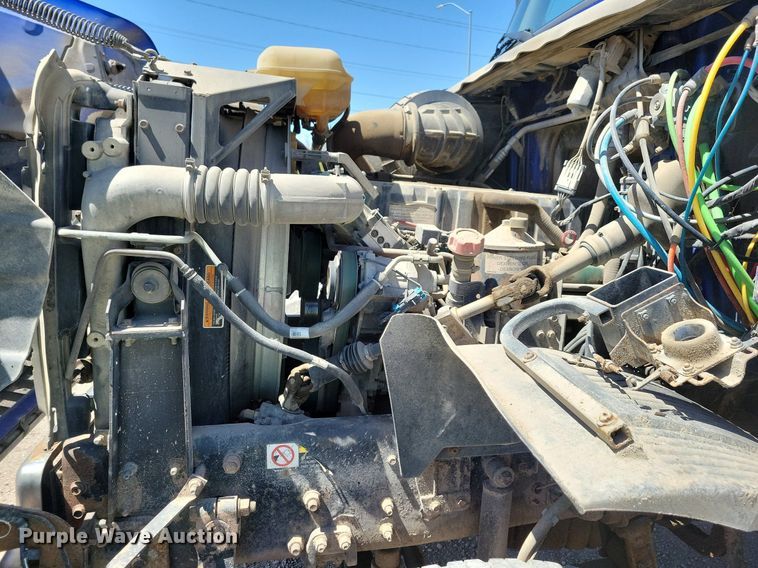 image for item JO9097 2006 Volvo VHD  truck cab and chassis