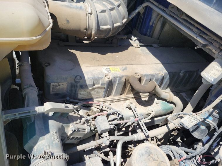 image for item JO9097 2006 Volvo VHD  truck cab and chassis