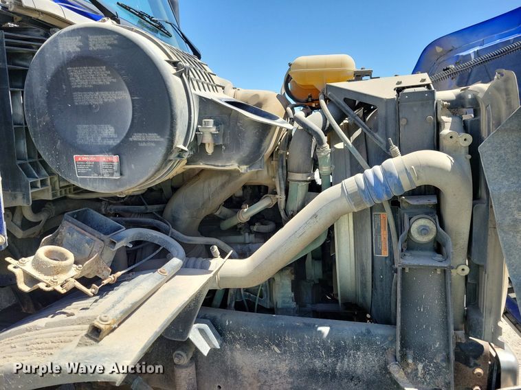 image for item JO9097 2006 Volvo VHD  truck cab and chassis