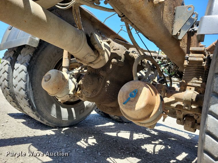 image for item JO9097 2006 Volvo VHD  truck cab and chassis