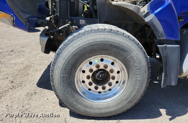 image for item JO9097 2006 Volvo VHD  truck cab and chassis