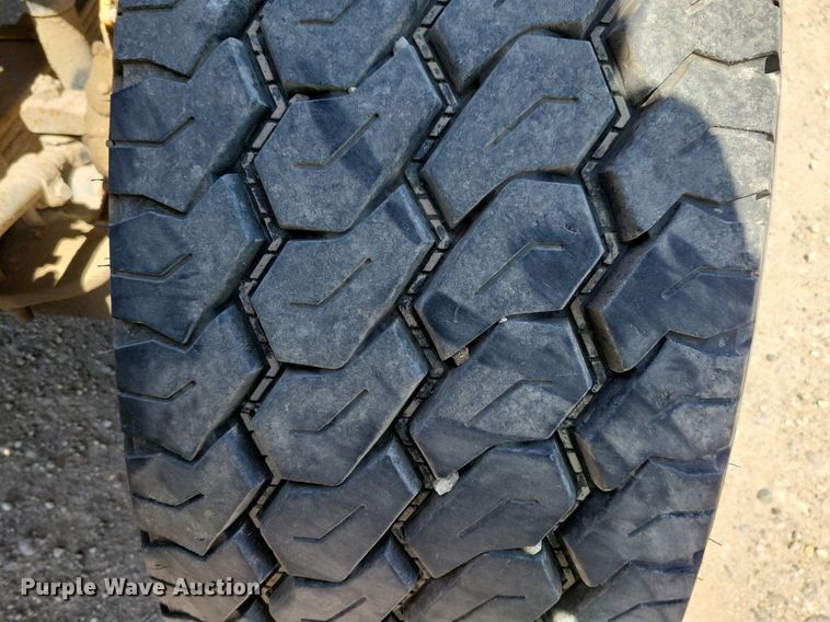 image for item JO9097 2006 Volvo VHD  truck cab and chassis