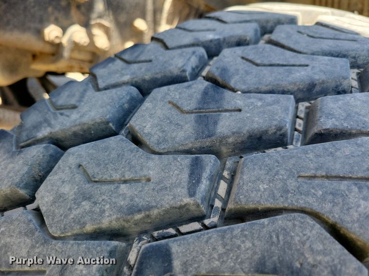 image for item JO9097 2006 Volvo VHD  truck cab and chassis