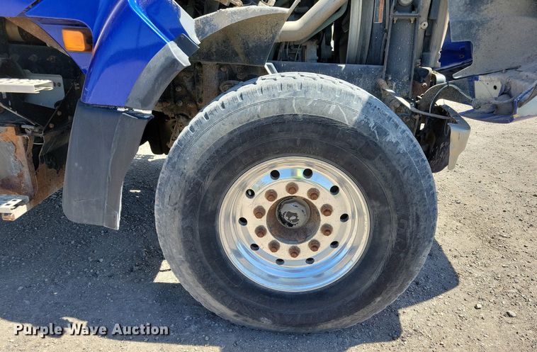 image for item JO9097 2006 Volvo VHD  truck cab and chassis