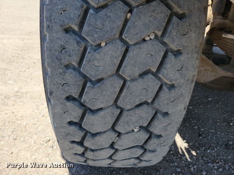 image for item JO9097 2006 Volvo VHD  truck cab and chassis