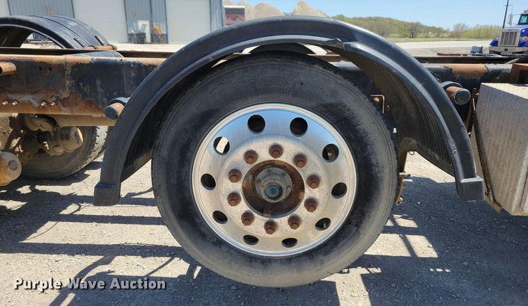 image for item JO9097 2006 Volvo VHD  truck cab and chassis