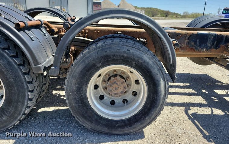 image for item JO9097 2006 Volvo VHD  truck cab and chassis