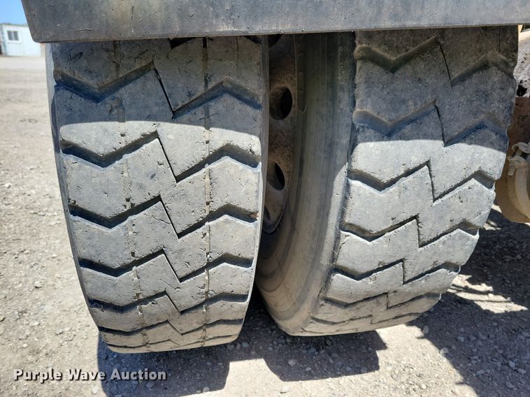 image for item JO9097 2006 Volvo VHD  truck cab and chassis