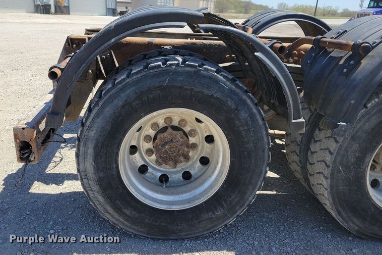 image for item JO9097 2006 Volvo VHD  truck cab and chassis