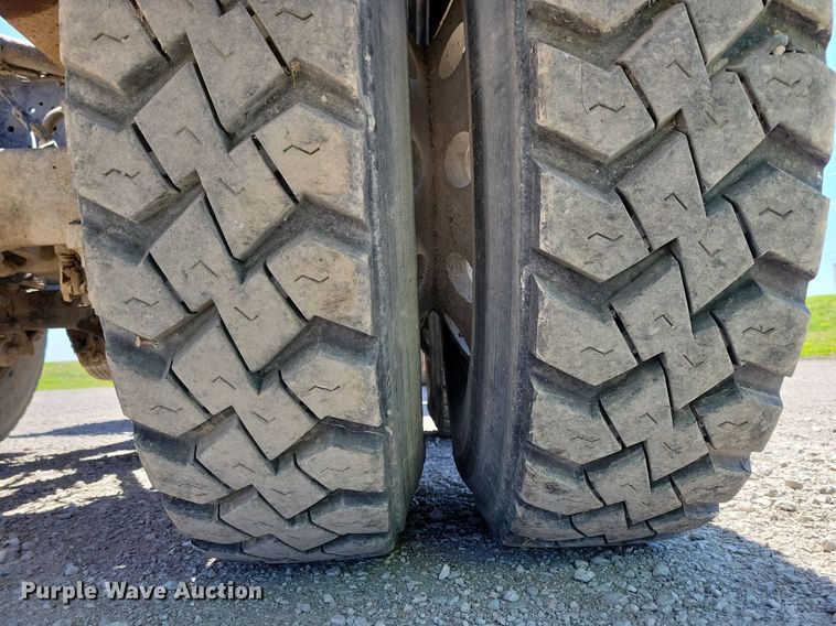 image for item JO9097 2006 Volvo VHD  truck cab and chassis