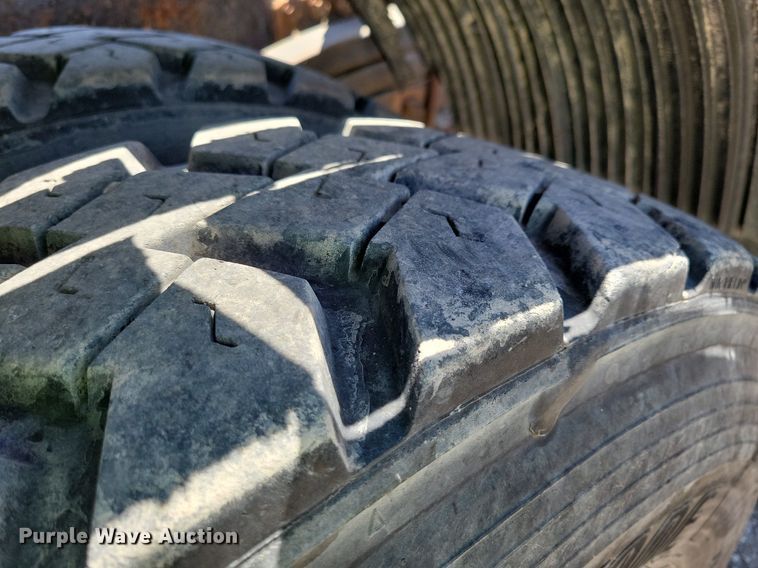 image for item JO9097 2006 Volvo VHD  truck cab and chassis