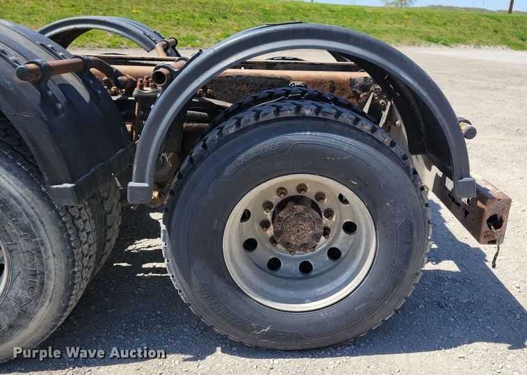 image for item JO9097 2006 Volvo VHD  truck cab and chassis