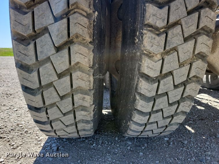 image for item JO9097 2006 Volvo VHD  truck cab and chassis