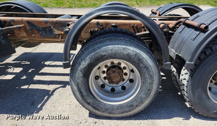 image for item JO9097 2006 Volvo VHD  truck cab and chassis