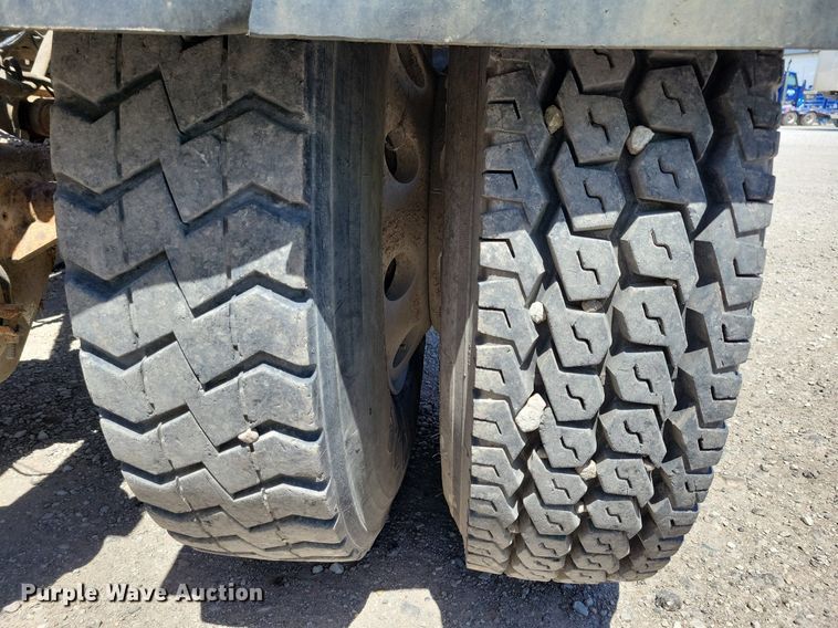 image for item JO9097 2006 Volvo VHD  truck cab and chassis