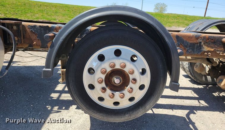 image for item JO9097 2006 Volvo VHD  truck cab and chassis