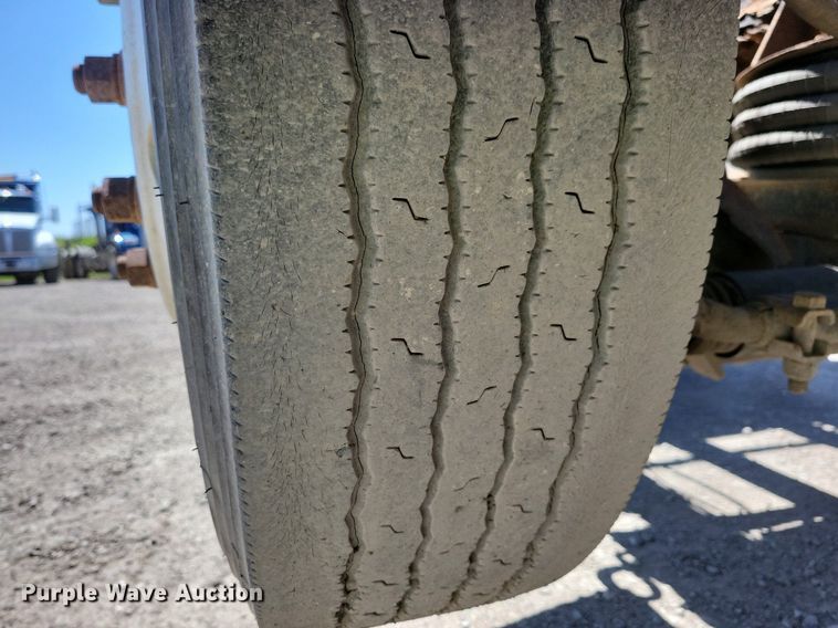 image for item JO9097 2006 Volvo VHD  truck cab and chassis