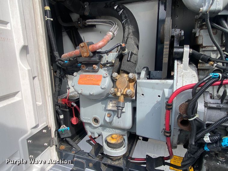 image for item KB9551 1999 Utility VS2R  refrigerated van trailer