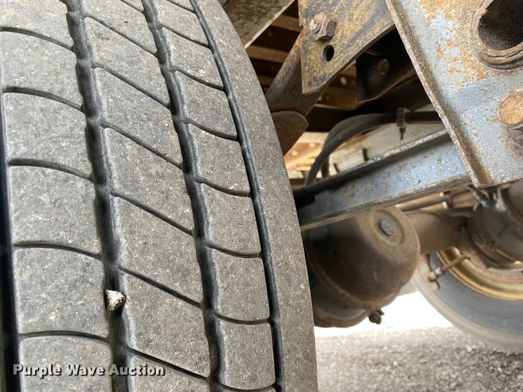 image for item KB9551 1999 Utility VS2R  refrigerated van trailer