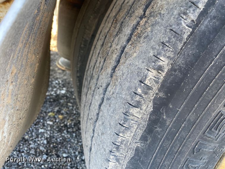 image for item KW9013 1999 Fontaine  drop deck equipment trailer