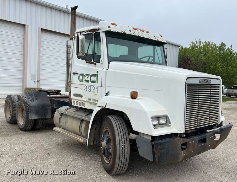 image for item LI9685 1987 Freightliner FLC  semi truck