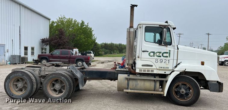 image for item LI9685 1987 Freightliner FLC  semi truck