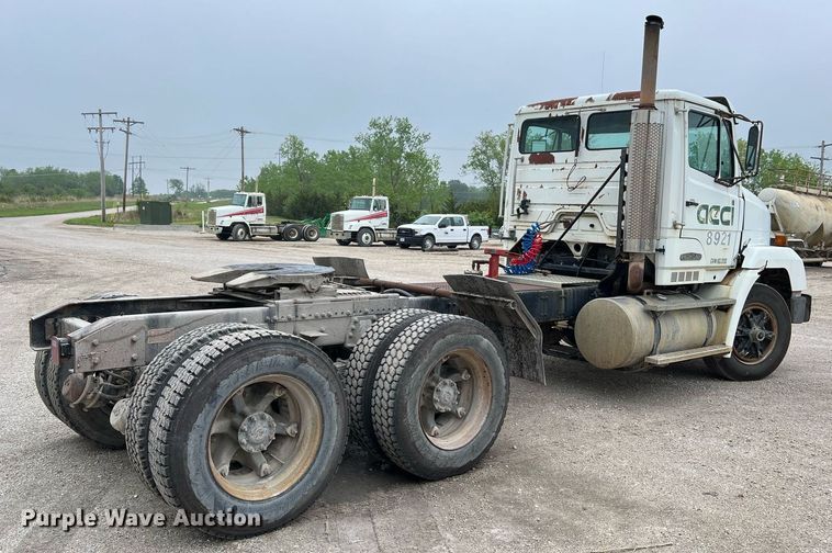 image for item LI9685 1987 Freightliner FLC  semi truck