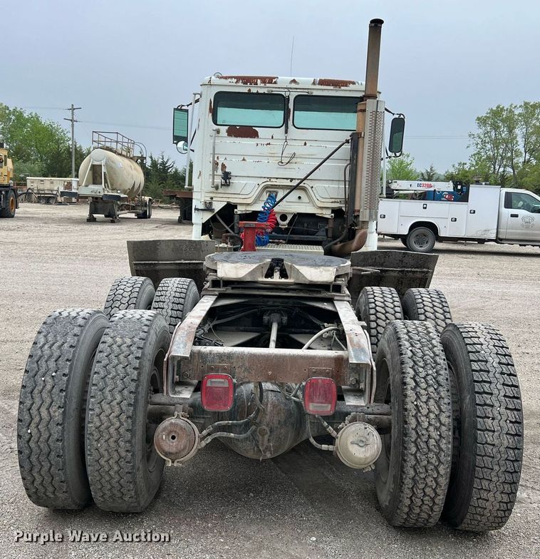 image for item LI9685 1987 Freightliner FLC  semi truck