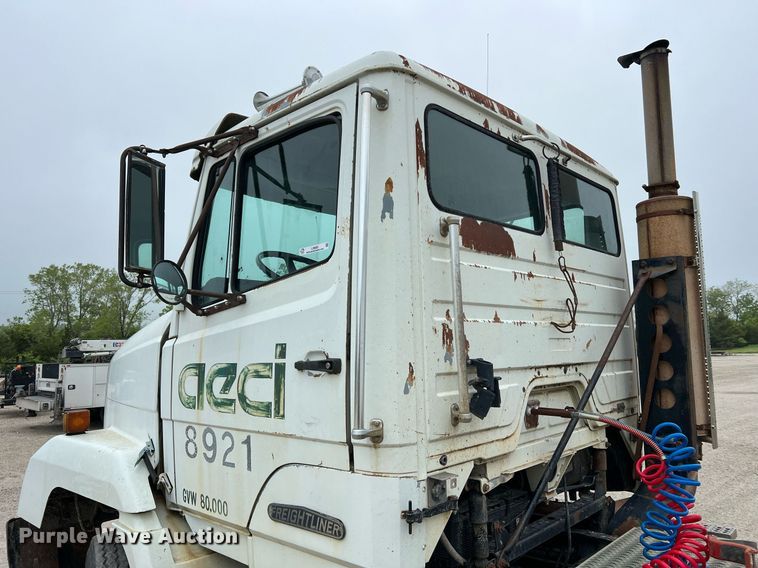 image for item LI9685 1987 Freightliner FLC  semi truck