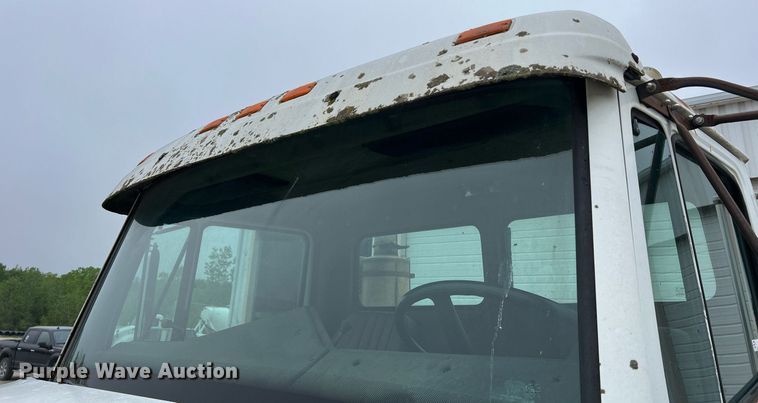 image for item LI9685 1987 Freightliner FLC  semi truck